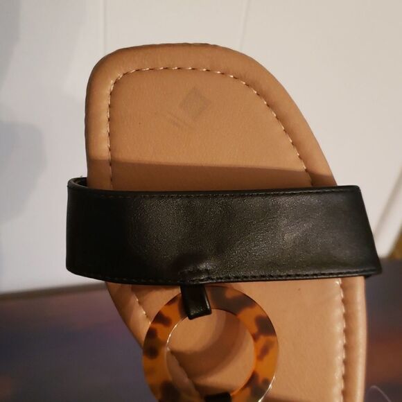 Cute NWT Est. 1946 Black Sandals with Acrylic Leopard Design Disc Embellishment - Picture 6 of 6